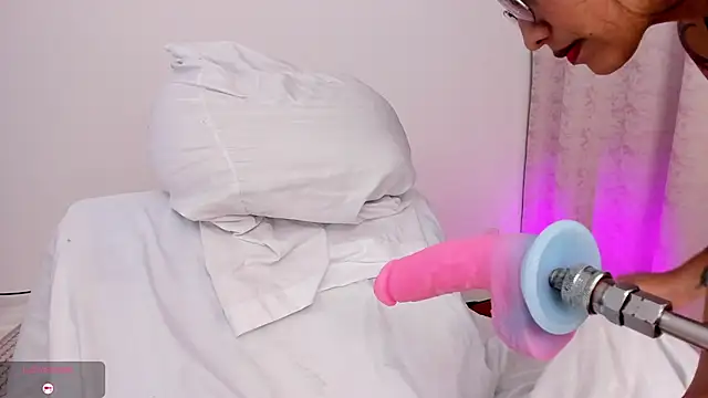 Snapshot of arynaughty20 chatting on November 7, 4:22 pm arynaughty20 online show from November 7, 4:22 pm