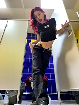 Snapshot of Cum_girlss chatting on November 10, 3:22 am Cum girlss online show from November 10, 3:22 am