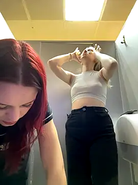 Snapshot of Cum_girlss chatting on November 21, 5:45 pm Cum girlss online show from November 21, 5:45 pm