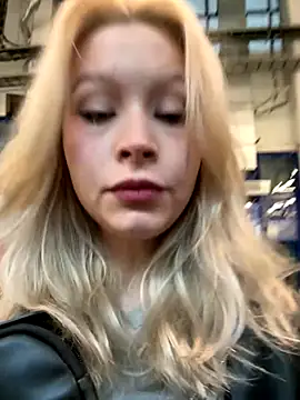 Snapshot of Cum_girlss chatting on October 17, 5:00 am Cum girlss online show from October 17, 5:00 am