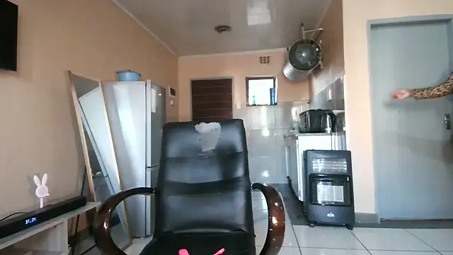 Snapshot of BusybooobsXXX3 chatting on October 24, 4:11 am BusybooobsXXX3 online show from October 24, 4:11 am