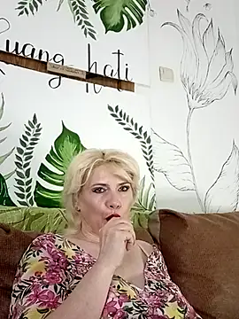 Snapshot of Catty_Lady chatting on June 17, 6:29 pm Catty Lady online show from June 17, 6:29 pm