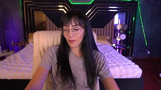 Snapshot of EviLune chatting on November 17, 8:24 pm EviLune online show from November 17, 8:24 pm