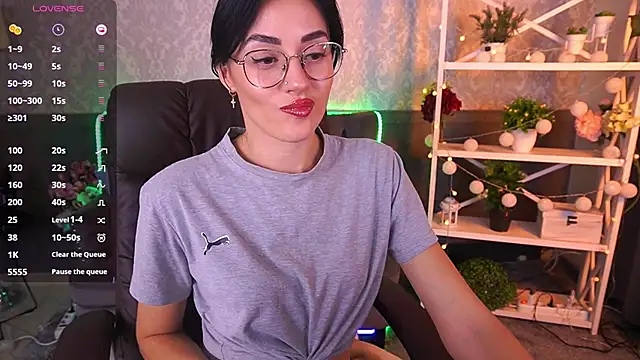 Snapshot of EviLune chatting on October 21, 6:35 am EviLune online show from October 21, 6:35 am