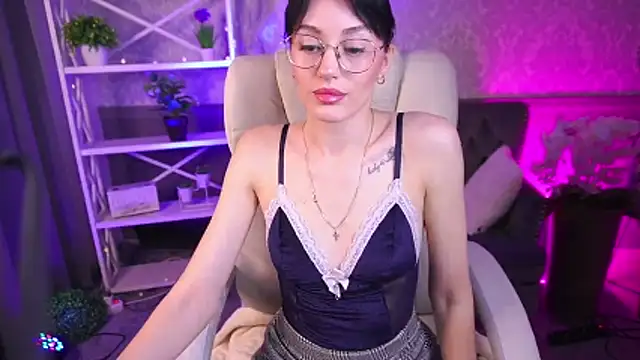 EviLune online show from March 30, 6:15 am