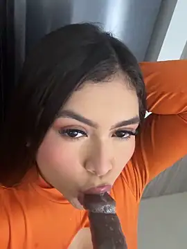 Snapshot of Skyy_Angel chatting on December 17, 10:15 pm Skyy Angel online show from December 17, 10:15 pm