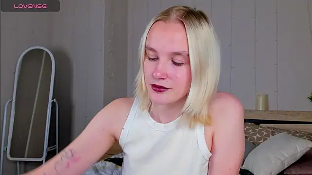 Snapshot of Carolin_Miller chatting on September 22, 8:31 am Carolin Miller online show from September 22, 8:31 am