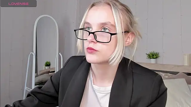Snapshot of Carolin_Miller chatting on September 23, 6:20 am Carolin Miller online show from September 23, 6:20 am