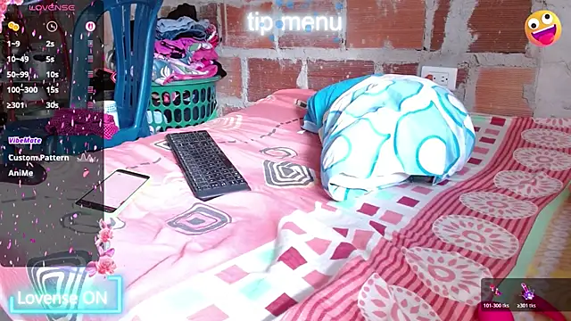 Snapshot of naomi_powel chatting on July 7, 8:01 pm naomi powel online show from July 7, 8:01 pm