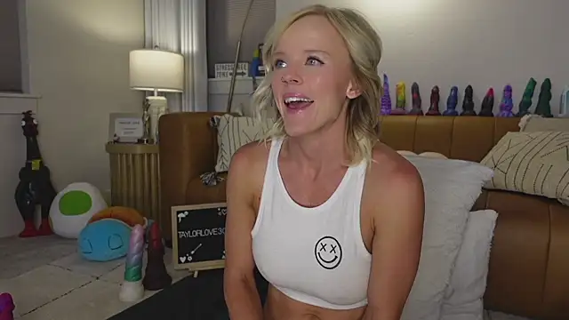 Snapshot of Taylorlove303 chatting on September 24, 10:22 am Taylorlove303 online show from September 24, 10:22 am