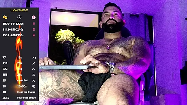 Snapshot of Max-prada chatting on February 6, 2:18 am Max-prada online show from February 6, 2:18 am