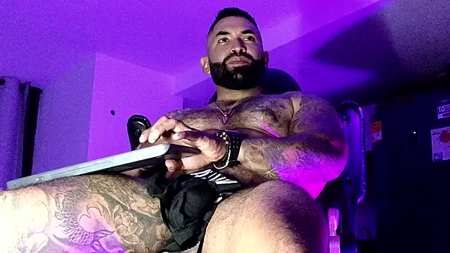 Snapshot of Max-prada chatting on February 18, 2:42 am Max-prada online show from February 18, 2:42 am