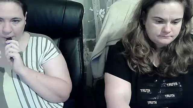 Snapshot of HollyXEva chatting on October 3, 8:32 pm HollyXEva online show from October 3, 8:32 pm