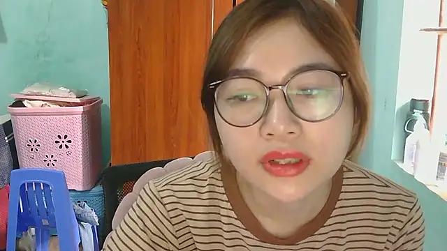 Snapshot of Uhem112 chatting on October 10, 1:28 am Uhem112 online show from October 10, 1:28 am