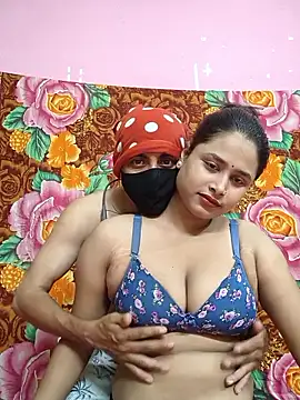 Snapshot of Seducing_couple chatting on June 18, 4:44 am Seducing couple online show from June 18, 4:44 am