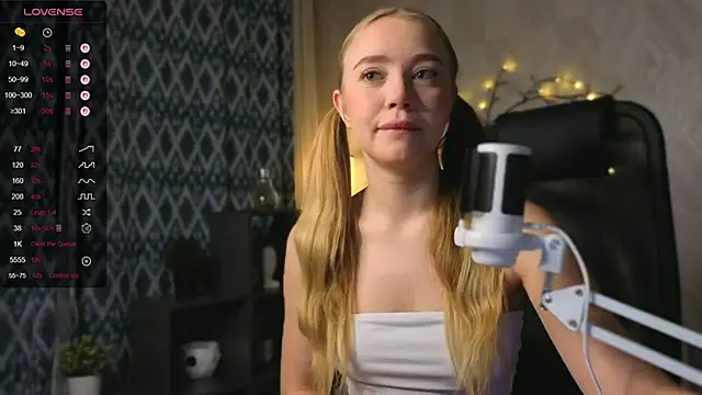 Snapshot of Anna_mileer chatting on December 3, 1:28 am Anna mileer online show from December 3, 1:28 am