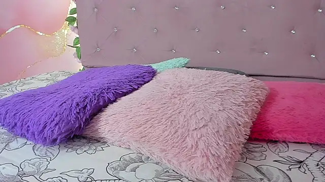 violet taylor  online show from April 24, 2:13 am