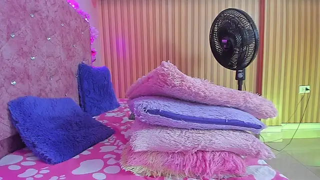 Snapshot of violet_taylor_ chatting on September 20, 2:27 am violet taylor online show from September 20, 2:27 am