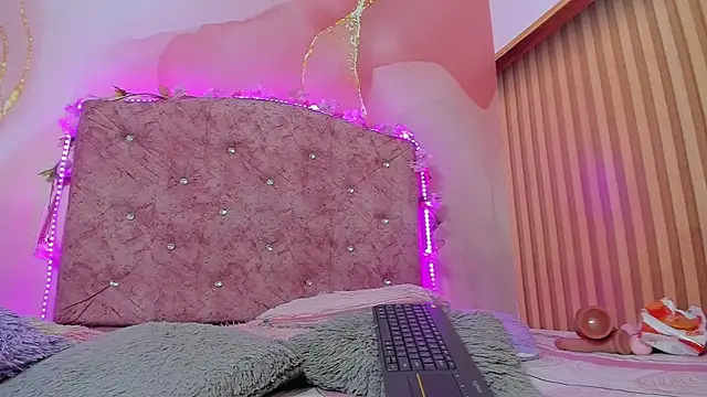 violet taylor  online show from December 18, 2:27 am