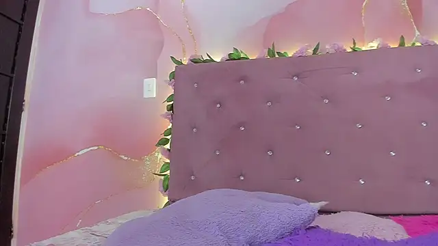 violet taylor  online show from May 6, 2:15 am