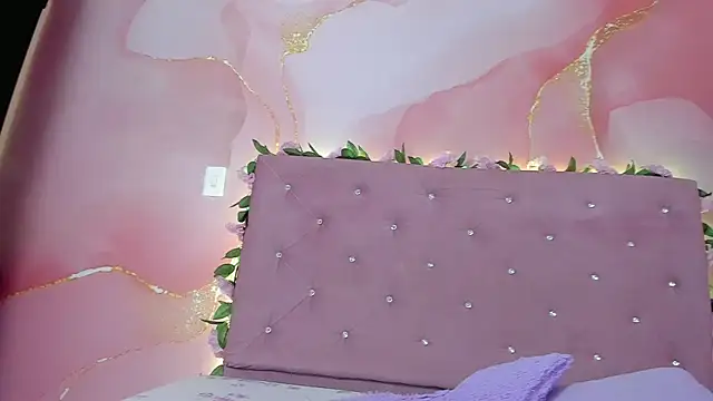 violet taylor  online show from May 15, 2:20 am