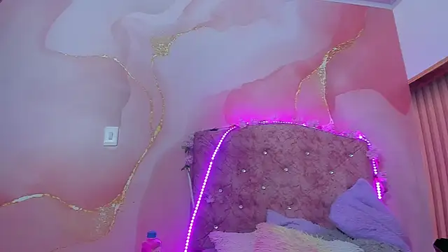 Snapshot of violet_taylor_ chatting on December 2, 2:23 am violet taylor online show from December 2, 2:23 am