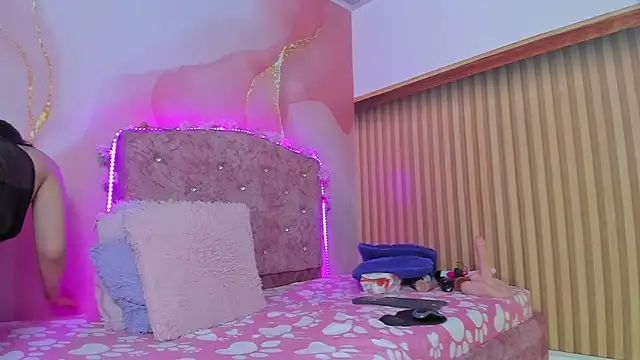 Snapshot of violet_taylor_ chatting on November 3, 2:28 am violet taylor online show from November 3, 2:28 am