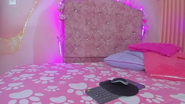 violet taylor  online show from February 27, 2:12 am