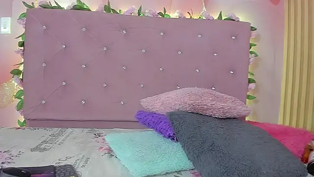 violet taylor  online show from April 9, 2:13 am