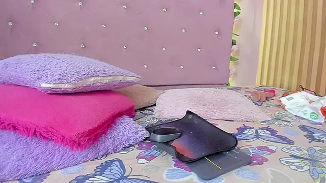 violet taylor  online show from May 30, 2:29 am