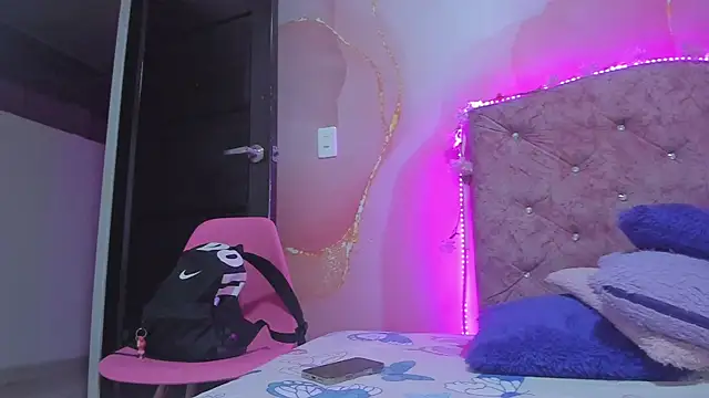 Snapshot of violet_taylor_ chatting on November 1, 2:40 am violet taylor online show from November 1, 2:40 am