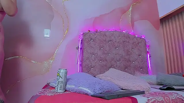 violet taylor  online show from December 19, 2:26 am