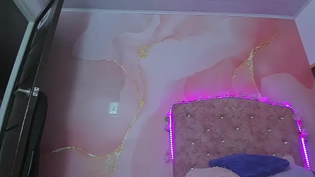 Snapshot of violet_taylor_ chatting on November 15, 2:15 am violet taylor online show from November 15, 2:15 am