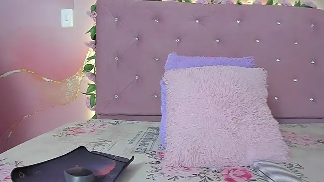 violet taylor  online show from May 26, 2:20 am