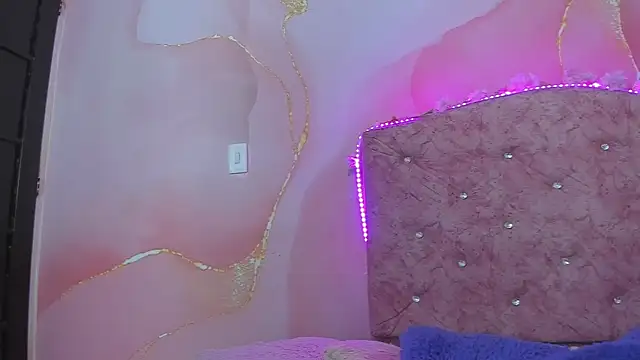 Snapshot of violet_taylor_ chatting on November 10, 2:16 am violet taylor online show from November 10, 2:16 am