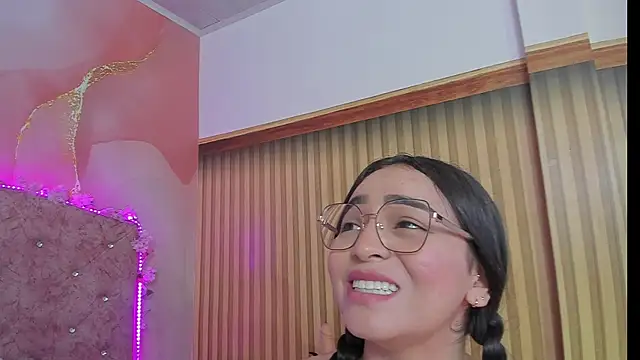 Snapshot of violet_taylor_ chatting on November 25, 2:23 am violet taylor online show from November 25, 2:23 am