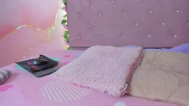violet taylor  online show from June 23, 2:20 am