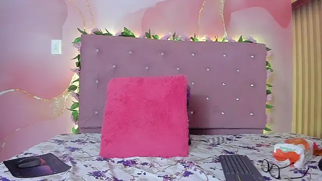 violet taylor  online show from April 8, 2:24 am