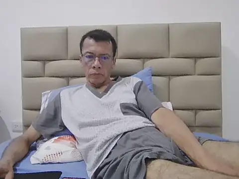 skinnylatino51 online show from November 10, 12:15 am