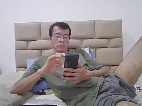 Snapshot of skinnylatino51 chatting on September 25, 12:27 am skinnylatino51 online show from September 25, 12:27 am