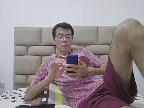 skinnylatino51 online show from March 6, 12:38 am