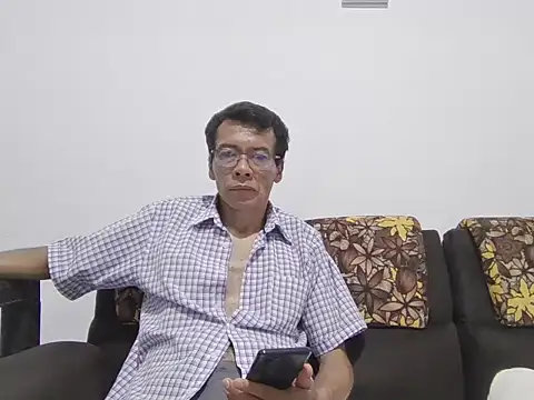 Snapshot of skinnylatino51 chatting on October 19, 12:35 am skinnylatino51 online show from October 19, 12:35 am
