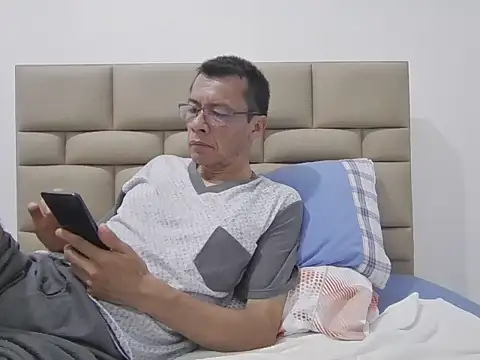 skinnylatino51 online show from November 6, 12:03 am