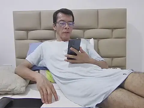 Snapshot of skinnylatino51 chatting on September 21, 12:27 am skinnylatino51 online show from September 21, 12:27 am