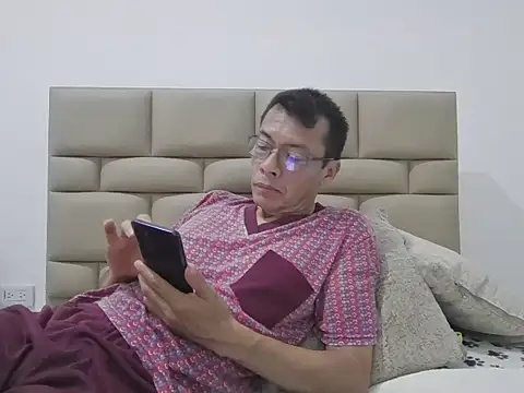 skinnylatino51 online show from March 29, 12:56 am