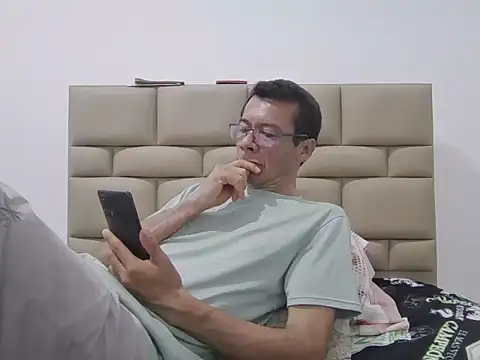 skinnylatino51 online show from December 15, 3:12 am