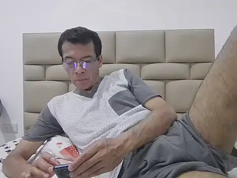 skinnylatino51 online show from February 18, 12:52 am