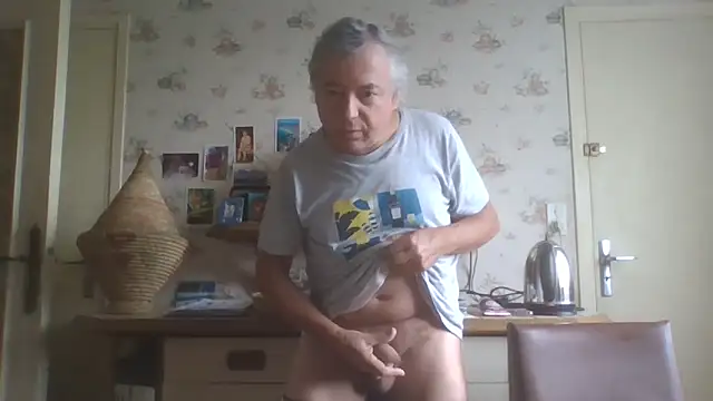 Snapshot of gegevincent chatting on June 2, 10:37 am gegevincent online show from June 2, 10:37 am