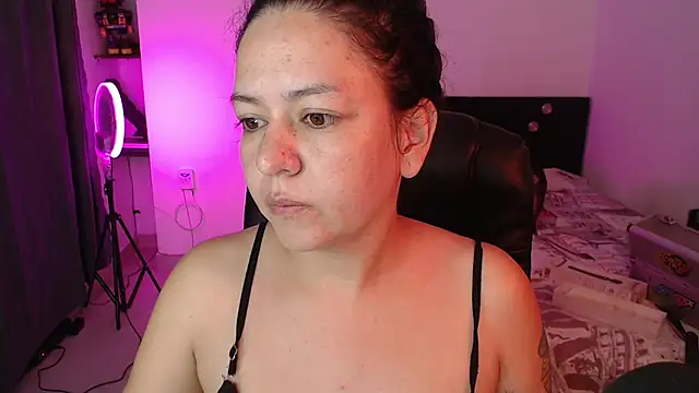 Snapshot of Abbyjoness21 chatting on October 23, 9:41 am Abbyjoness21 online show from October 23, 9:41 am