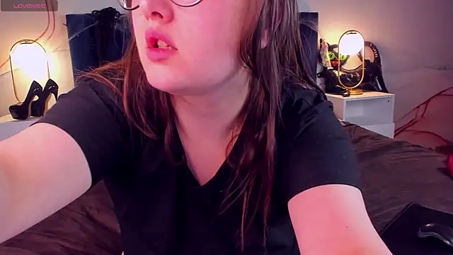 HelenDanvers online show from November 6, 3:10 am